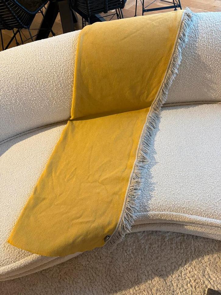 Plaid Claudi Mosterdgeel - Mooie Woondeken, Huis en Inrichting, Woonaccessoires | Plaids en Woondekens, Zo goed als nieuw, Ophalen of Verzenden