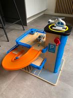 Houten speelgoed garage met lift, Kinderen en Baby's, Speelgoed | Houten speelgoed, Ophalen, Gebruikt, Overige typen