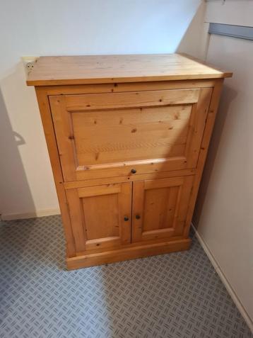 Kast beschikbaar voor biedingen