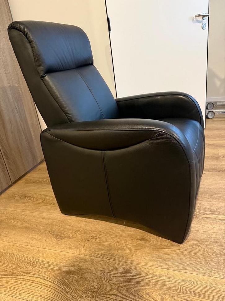 (Imitatie) Leren Relaxfauteuil - Zwart, Huis en Inrichting, Fauteuils, Zo goed als nieuw, Leer, 50 tot 75 cm, 75 tot 100 cm, Ophalen