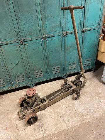 Zeer stoere grote vintage garagekrik Steinbock industrieel beschikbaar voor biedingen