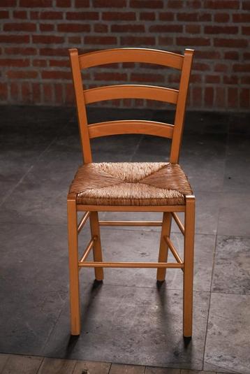 Houten stoel met rieten zitting beschikbaar voor biedingen