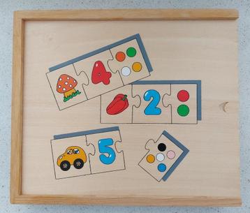 Houten puzzel met cijfers, vormen en figuren beschikbaar voor biedingen