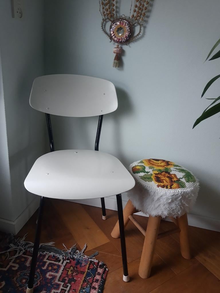 50's zwart witte buisframe keukenstoel, hout op staal, Ophalen, Gebruikt, Wit, Vintage