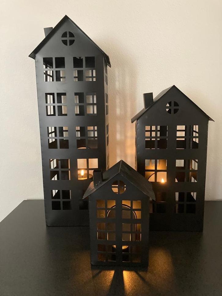 Windlicht Huisje mat zwart metaal S-M of L Nieuw!, Huis en Inrichting, Woonaccessoires | Kandelaars en Kaarsen, Nieuw, Kandelaar