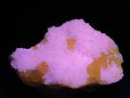 Fantastisch mooi fluorescerend aragoniet met zwavel. Italie., Verzamelen, Mineralen en Fossielen, Ophalen of Verzenden, Mineraal