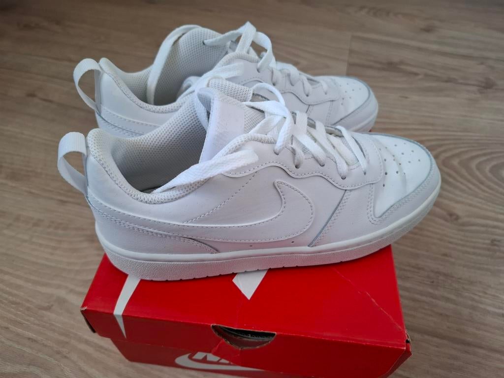 Nike witte sneakers, maat 37, Kinderen en Baby's, Ophalen of Verzenden, Zo goed als nieuw, Jongen of Meisje