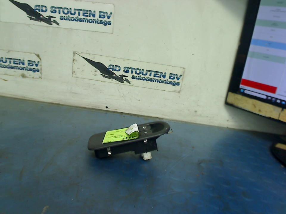 Raamschakelaar Links Voor Clio III Estate/Grandtour (KR), Gebruikt, Renault Deutschland AG, Dialog.deutschland@renault.de, Peter-Huppertz-Straße 5, Köln 51063, , Duitsland