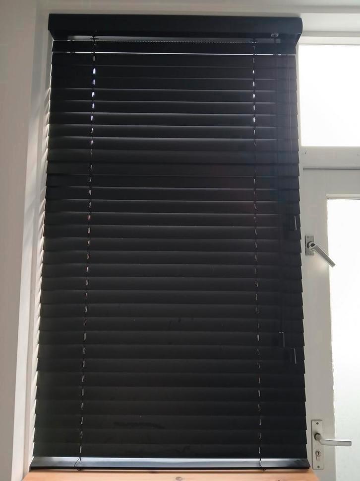 2 x zwarte houten jaloezieën shutters 88x154cm en 173x186cm, Huis en Inrichting, Stoffering | Gordijnen en Lamellen, Zo goed als nieuw