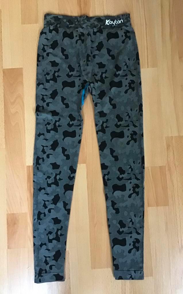 Kaytan thermo legging grijs camouflage maat 146-152, Kinderen en Baby's, Kinderkleding | Maat 146, Zo goed als nieuw, Jongen, Nacht- of Onderkleding
