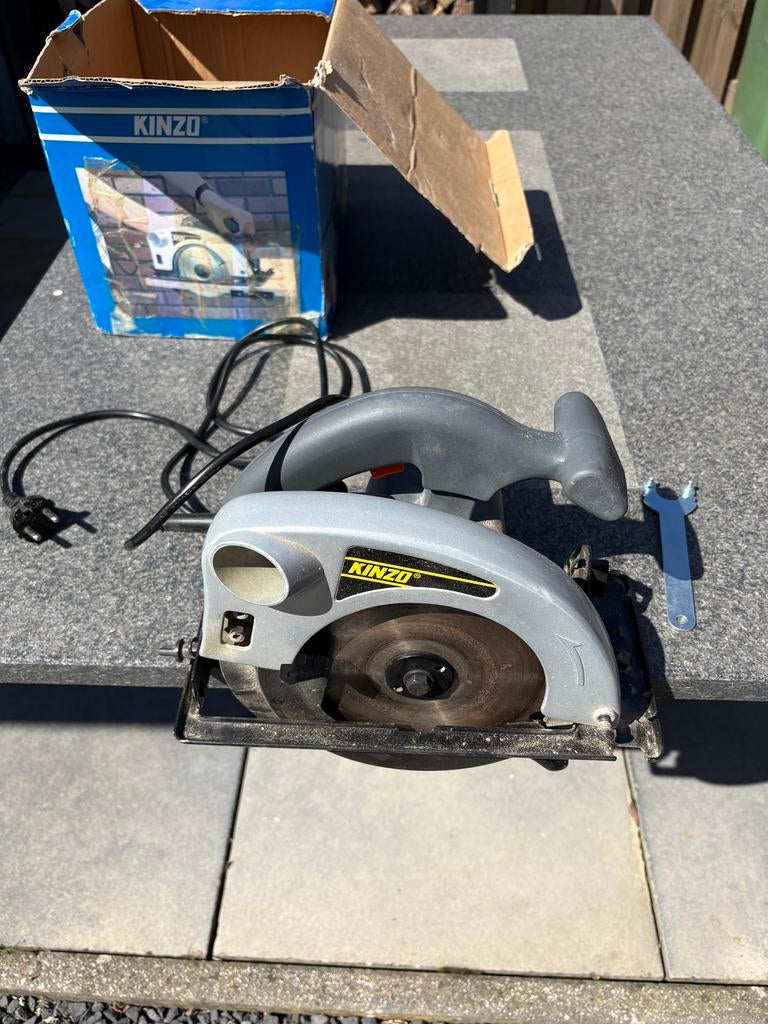 Te koop kinzo cirkelzaag. 1200watt 180mm zaagblad, Doe-het-zelf en Verbouw, Ophalen, Gebruikt, Cirkelzaag, 30 tot 70 mm