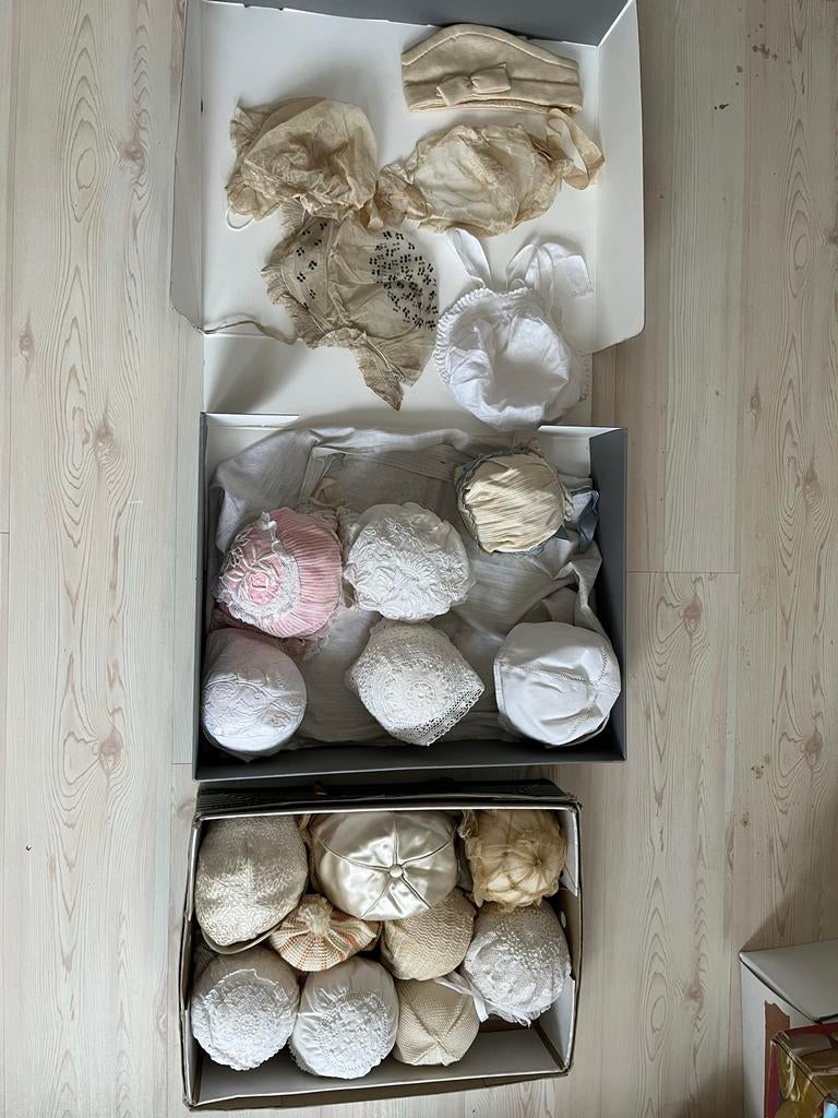 20 Antieke Babymutjes - Diverse Stijlen en Materialen, Antiek en Kunst, Antiek | Kleding en Accessoires, Ophalen of Verzenden