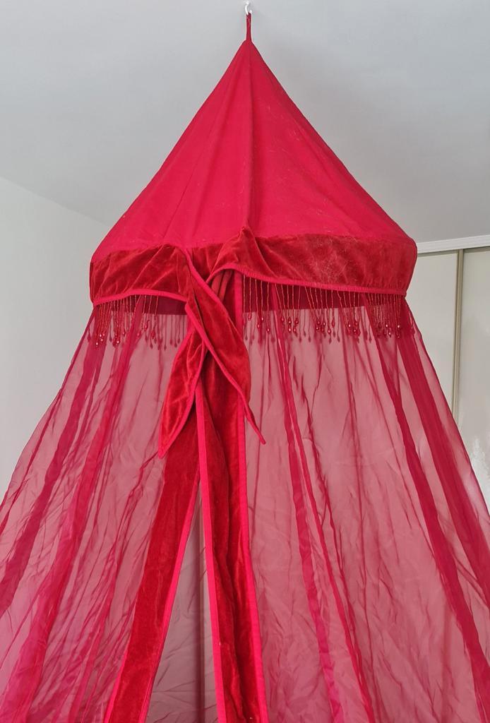 Rode klamboe met fluwelen details en kralen, Huis en Inrichting, Slaapkamer | Beddengoed, Ophalen of Verzenden