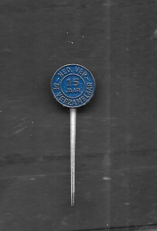 Speldje 15 jaar Ned vereniging de Verzamelaar, Verzenden, Zo goed als nieuw, Overige onderwerpen, Speldje of Pin