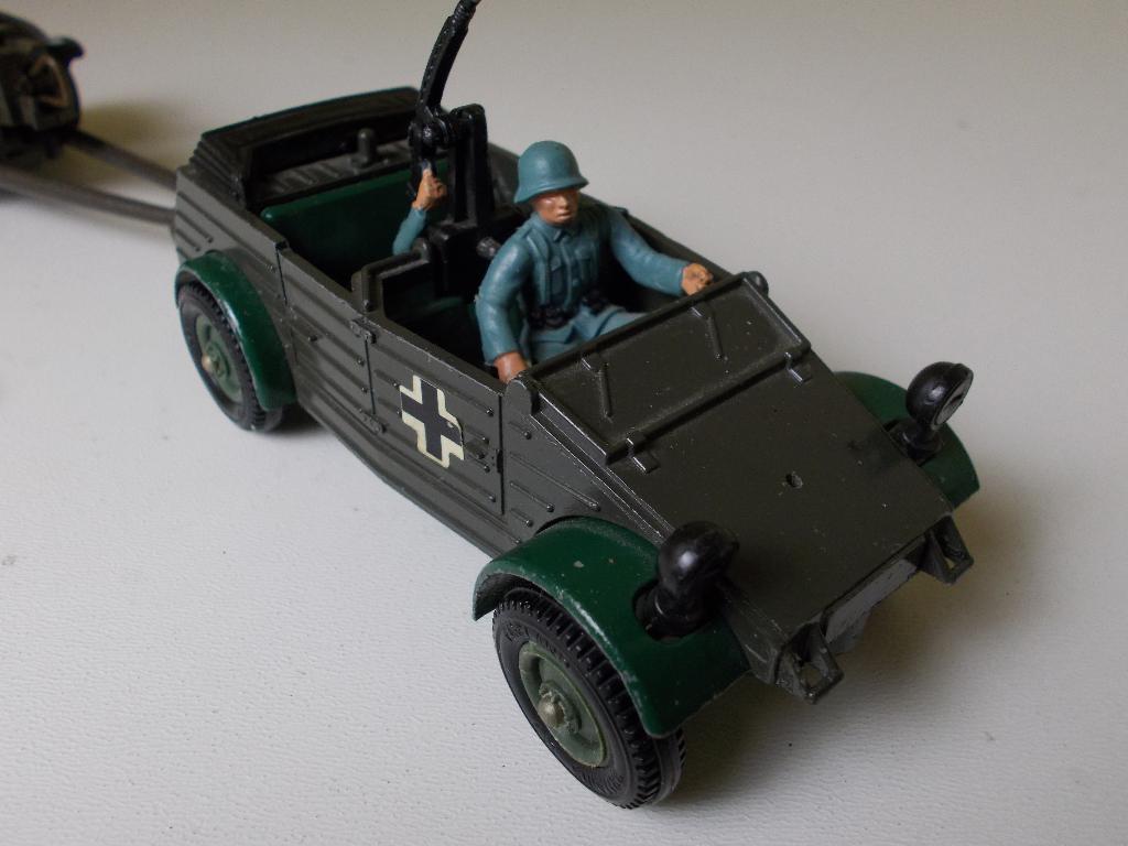 1975 Britains Ltd. 9783 KUBELWAGEN + ANTI TANK GUN (-D-), Ophalen of Verzenden, Zo goed als nieuw, Auto, Britains