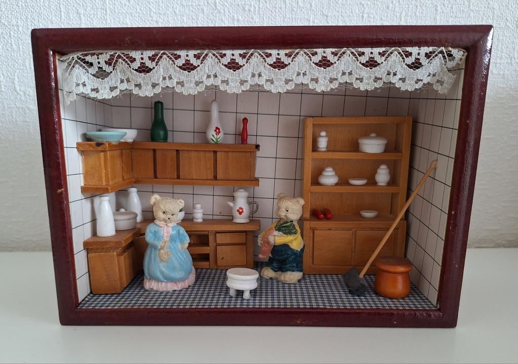 Berenkamer miniatuur,br.20,h.14 en diep 8 cm, Ophalen, Zo goed als nieuw, Poppenhuis