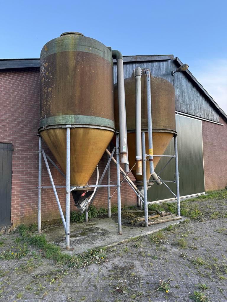 Polyester silo's met hand- en spiraalvijzels, Ophalen