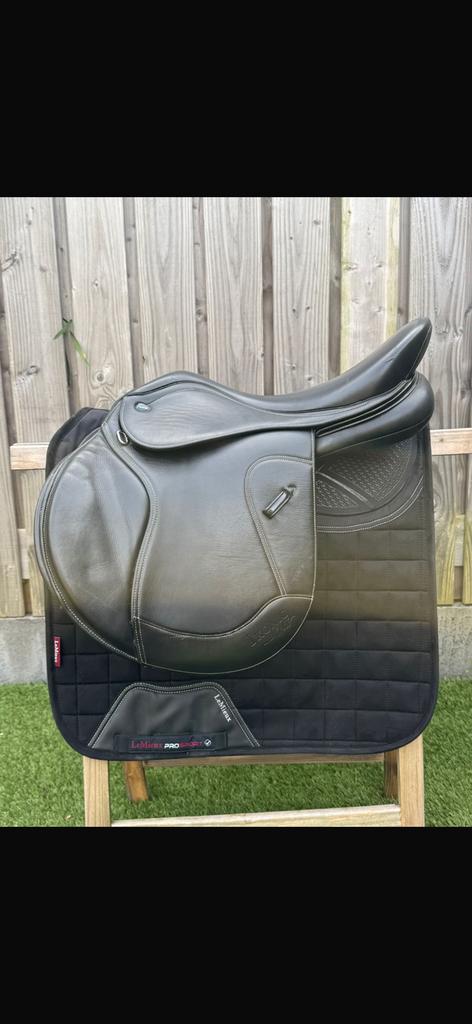 In nette staat Ikonic veelzijdigheidszadel 17,5 inch, Dieren en Toebehoren, Paarden en Pony's | Zadels, Dressuur, Geen, Ophalen of Verzenden