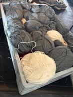 Partij wol in grijs, wit en rood en meer, Hobby en Vrije tijd, Breien en Haken, Ophalen, Gebruikt, Breien of Haken, Wol of Garen