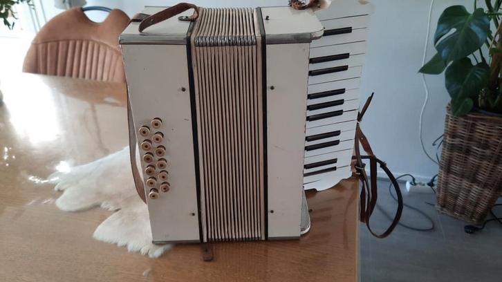 Vintage Toetsaccordeon - Wit/Crème, Muziek en Instrumenten, Accordeons, Gebruikt, Toetsaccordeon, Overige formaten, Overige merken