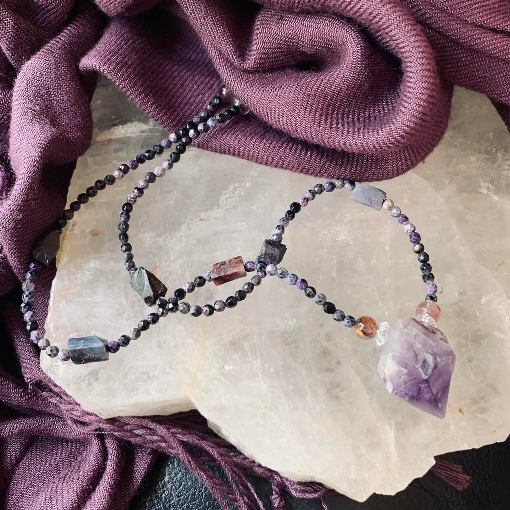 Sugiliet cacoxeniet hanger beschermt hoge trilling zeldzaam, Paars, Nieuw, Ophalen of Verzenden, Steen of Mineraal