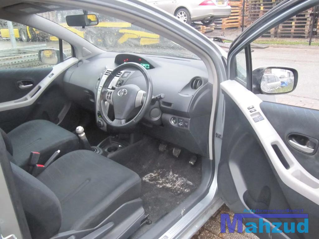 TOYOTA YARIS P9 3 DEURS ZWART INTERIEUR COMPLEET, Info@toyota.co.jp, Gebruikt, Toyota Motor Corporation, Toyota