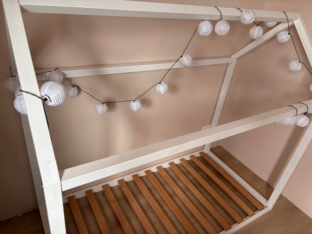 Peuterbed met dakje, inclusief lattenbodem en lampjes, Ophalen, Gebruikt, 70 tot 85 cm, Lattenbodem