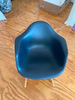 Zwarte kuipstoel met houten onderstel, Vitra Eames, Huis en Inrichting, Stoelen, Ophalen, Kunststof, Gebruikt, Zwart