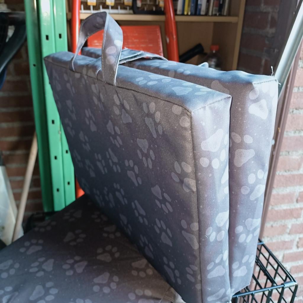 2 grijze  opvouwbare matrassen. Hond / kat matras., Dieren en Toebehoren, Ophalen of Verzenden, Zo goed als nieuw