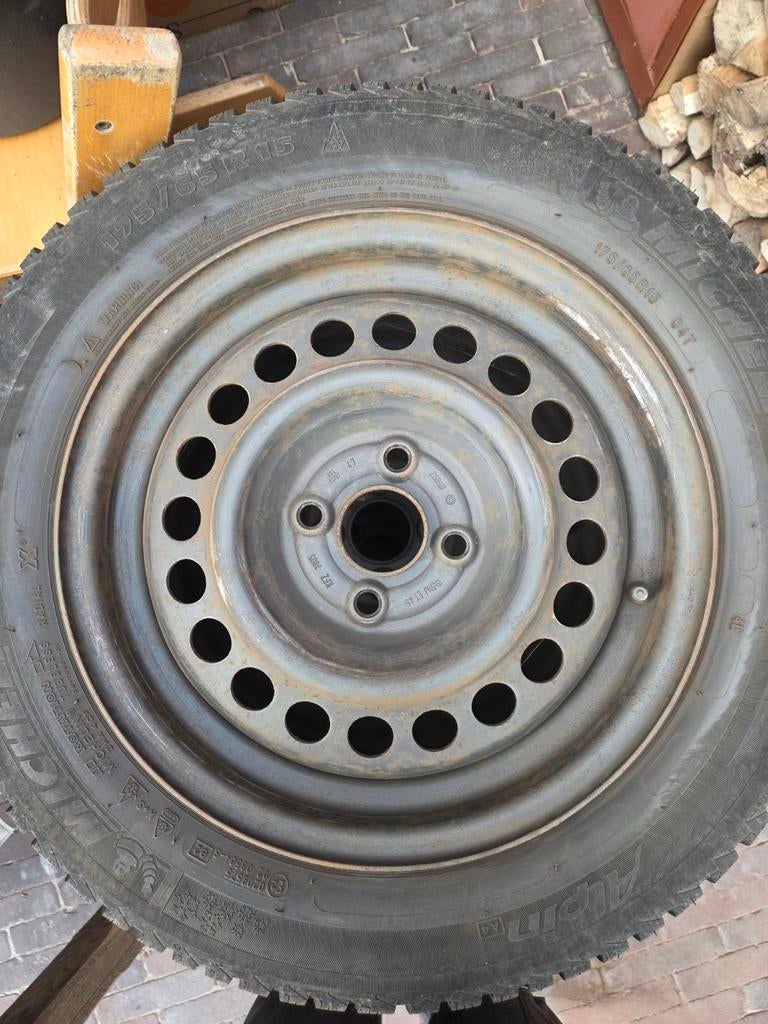 Michelin winterbanden met stalen velgen  175 / 65 / R15, Ophalen, 15 inch, 175 mm, Banden en Velgen