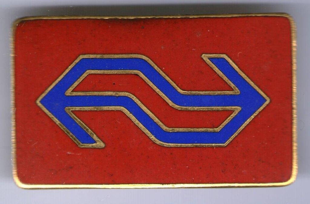 NS pet/kraag rood op koper embleem ( V_233 ), Verzenden, Zo goed als nieuw, Transport, Speldje of Pin