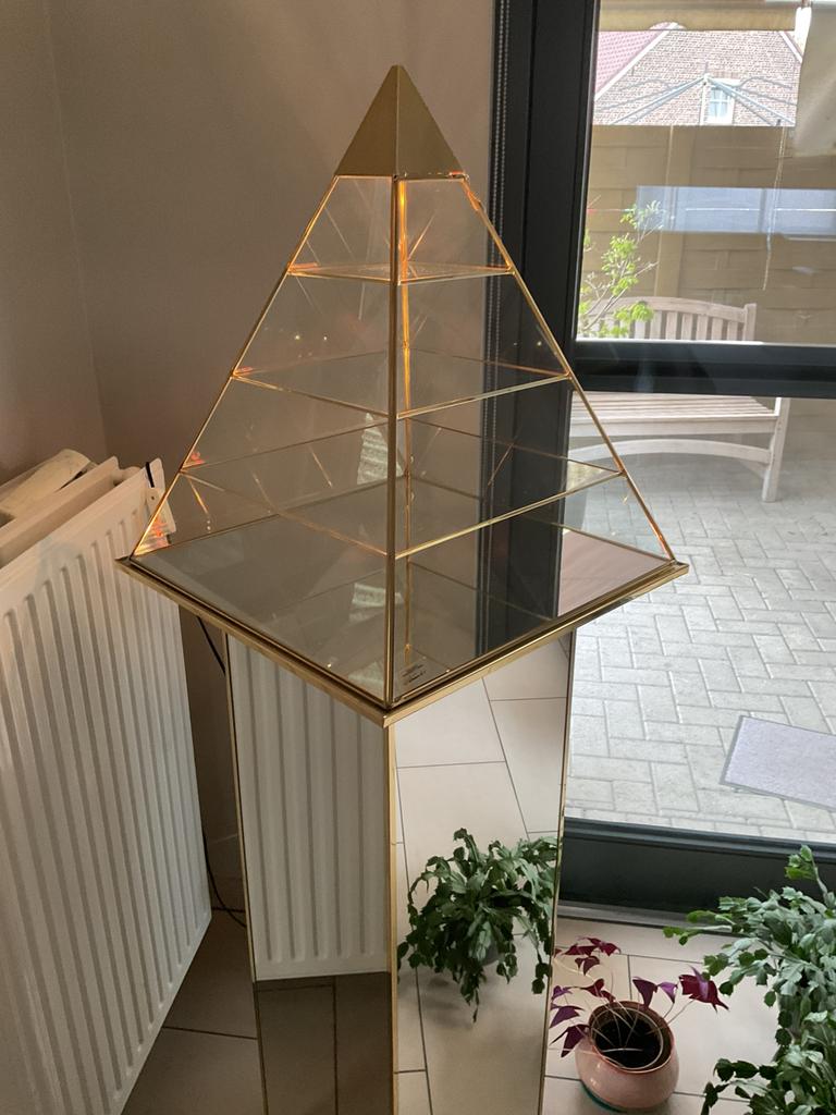 Glazen piramide op spiegelzuil, Ophalen of Verzenden