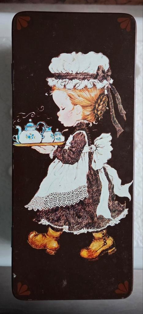 Vintage Sarah Kay blik - 23,5 - 10 - h 8 cm., Verzamelen, Blikken, Gebruikt, Overige, Ophalen of Verzenden