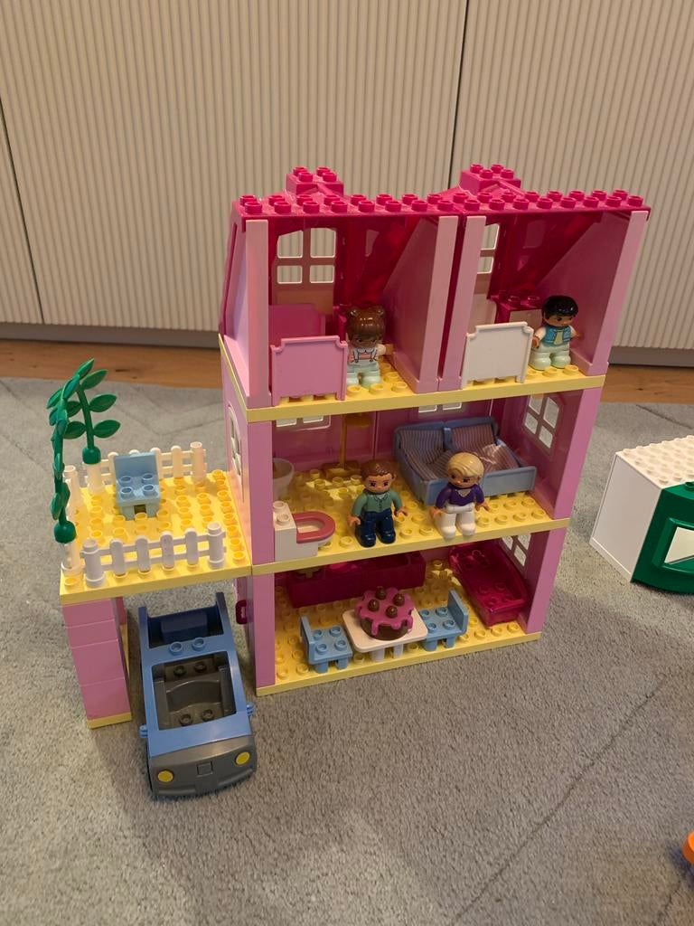 Duplo poppenhuis met auto en figuren, Kinderen en Baby's, Speelgoed | Duplo en Lego, Inclusief minifiguren, Gebruikt, Ophalen of Verzenden