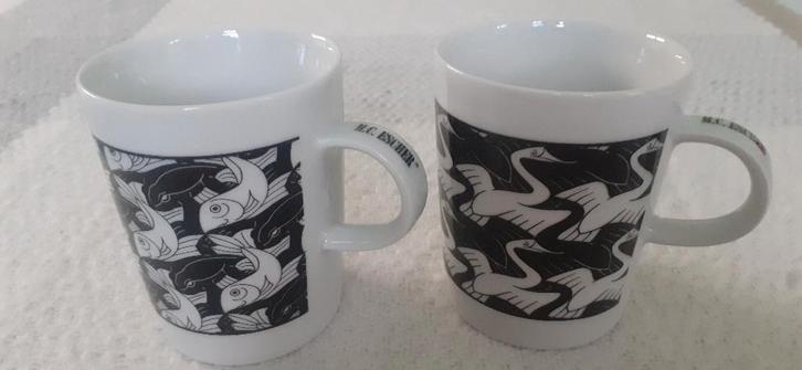 Twee M.C. Escher mokken, Huis en Inrichting, Keuken | Servies, Zo goed als nieuw, Kop(pen) en/of Schotel(s), Overige stijlen, Aardewerk