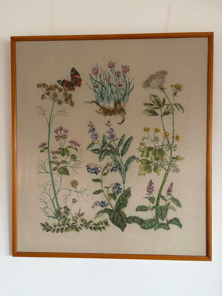 Geborduurd schilderij met kruidenplanten en vlinder, 67x78, Ophalen, Gebruikt, Handborduren, Overige typen
