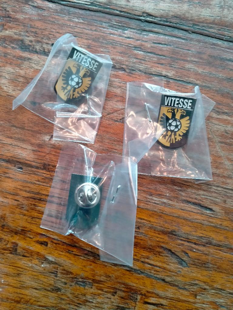 Vitesse Arnhem voetbal logo pin sport club vereniging, Ophalen of Verzenden, Nieuw, Sport