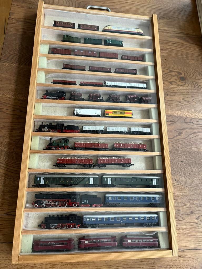 Grote collectie modeltreinen en wagons in vitrinekast, Ophalen, Wisselstroom, Gebruikt, Locomotief