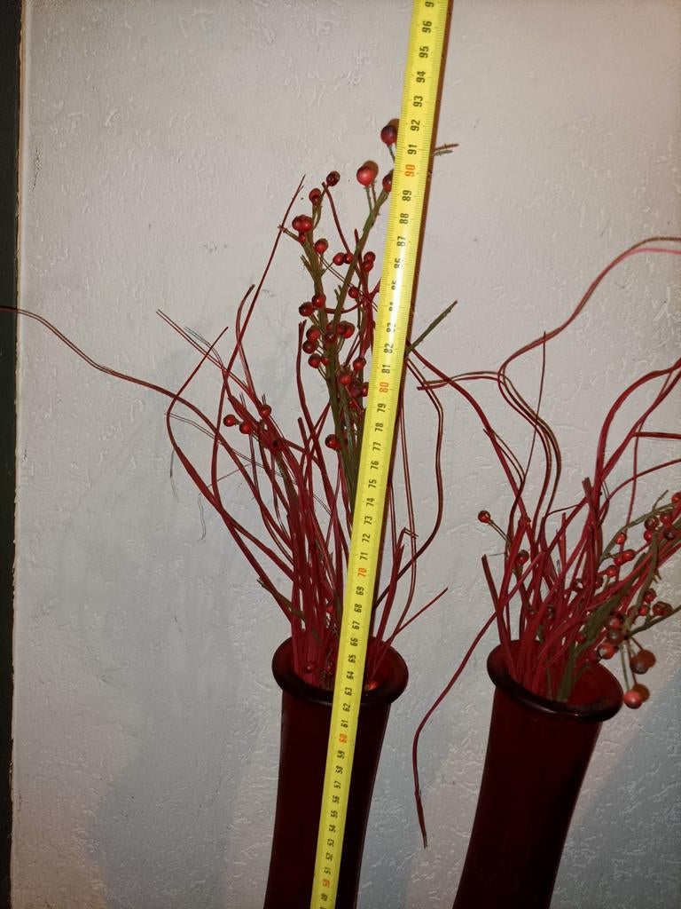 2 rode grote vazen met kunst takken krul MOET WEG, Huis en Inrichting, Woonaccessoires | Overige, Gebruikt, ., Ophalen of Verzenden