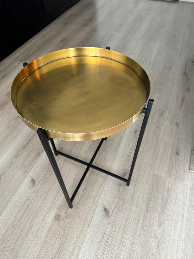Gouden Bijzettafel met Zwart Metalen Onderstel, Huis en Inrichting, Tafels | Bijzettafels, Minder dan 55 cm, Gebruikt, Metaal of Aluminium