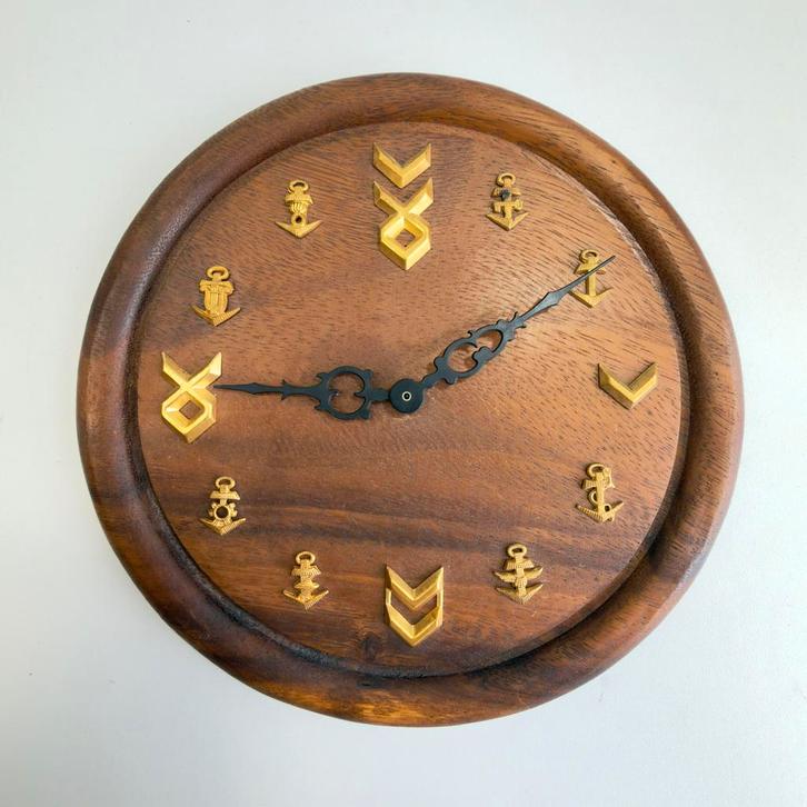 Houten wandklok met Kriegsmarine emblemen, Verzamelen, Militaria | Tweede Wereldoorlog, Marine, Embleem of Badge, Duitsland, Ophalen of Verzenden