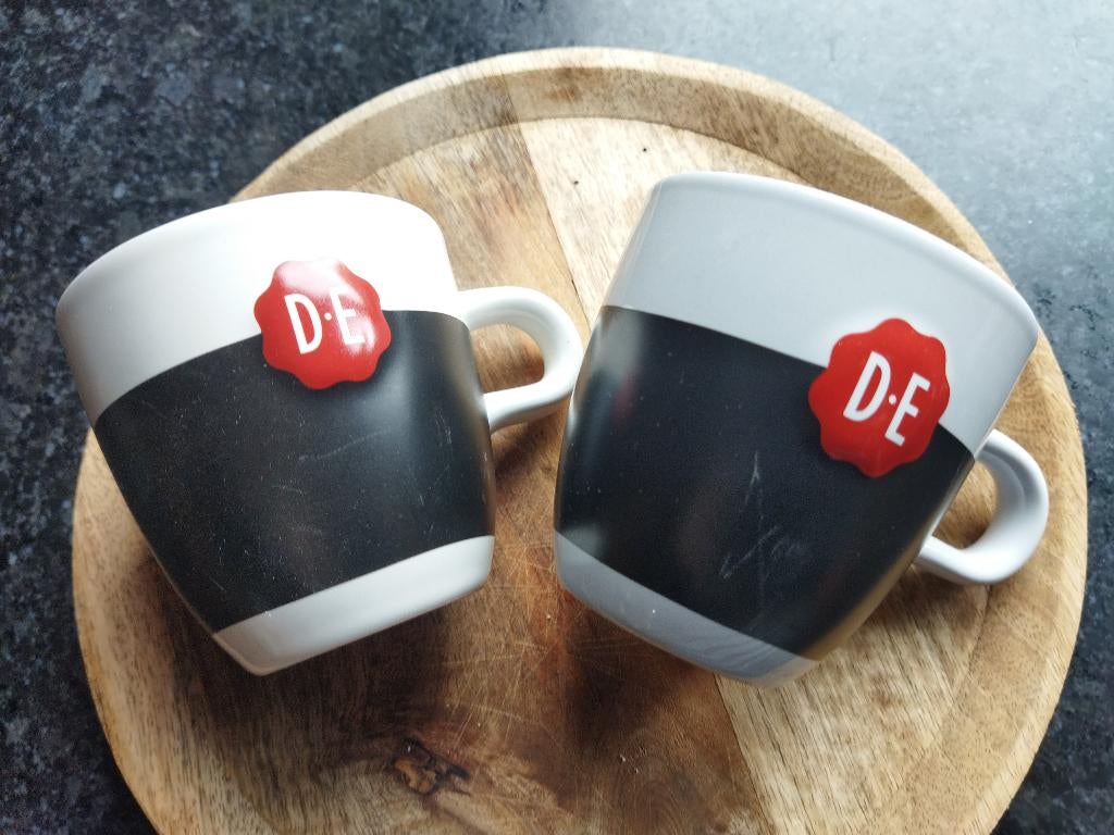 2 Koffie Mokken Douwe Egberts, Ophalen of Verzenden, Zo goed als nieuw, Overige stijlen, Kop(pen) en/of Schotel(s)