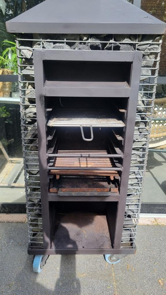 Stijlvolle gietijzeren buitenhaard/BBQ op wielen, Ophalen, Zo goed als nieuw, Vuurkorf