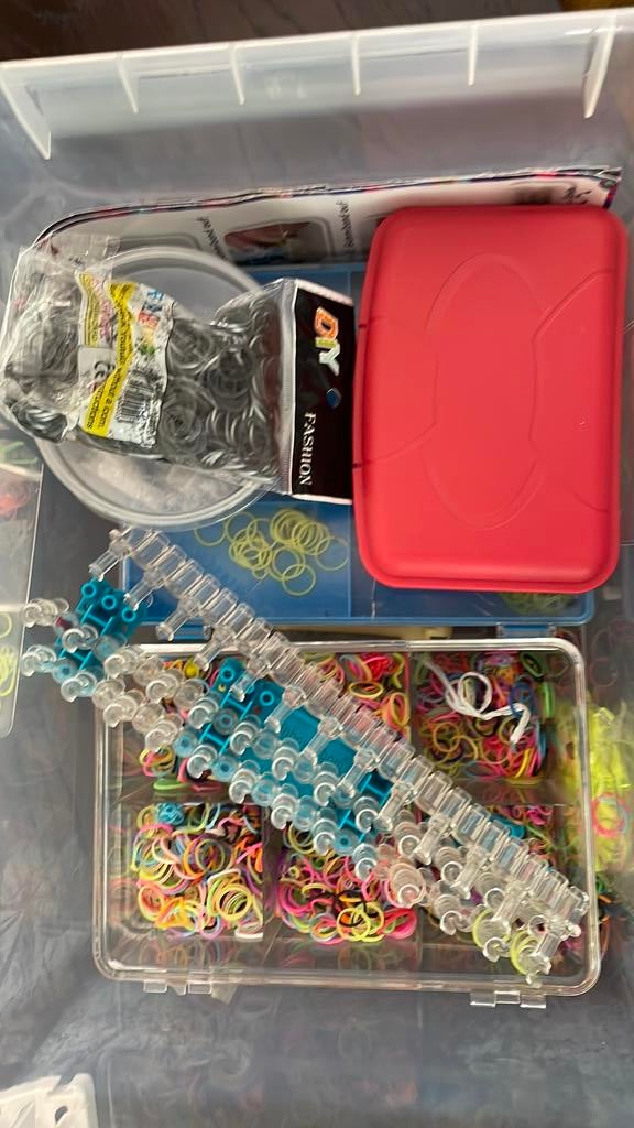 Loom bandjes met toebehoren . Veel!, Ophalen of Verzenden, Zo goed als nieuw