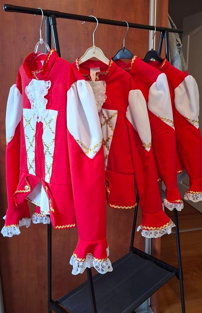 4 stuks  rood/wit dansmarieke pakjes., Ophalen of Verzenden, Zo goed als nieuw, 146 t/m 152, Jongen of Meisje