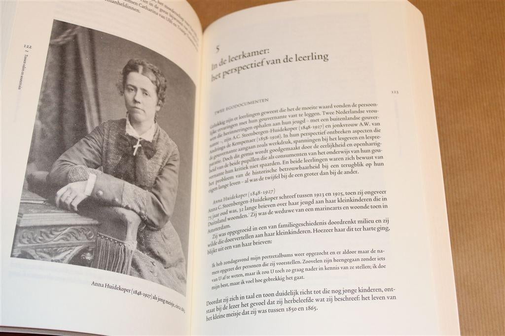 Salon & Souterrain — Gouvernantes NL 1800-1940, Ophalen of Verzenden, Gelezen