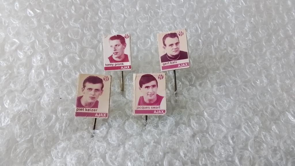 Voetbal speldjes oud spelers ajax 4 verschillende, Verzamelen, Speldjes, Pins en Buttons, Ophalen of Verzenden, Zo goed als nieuw