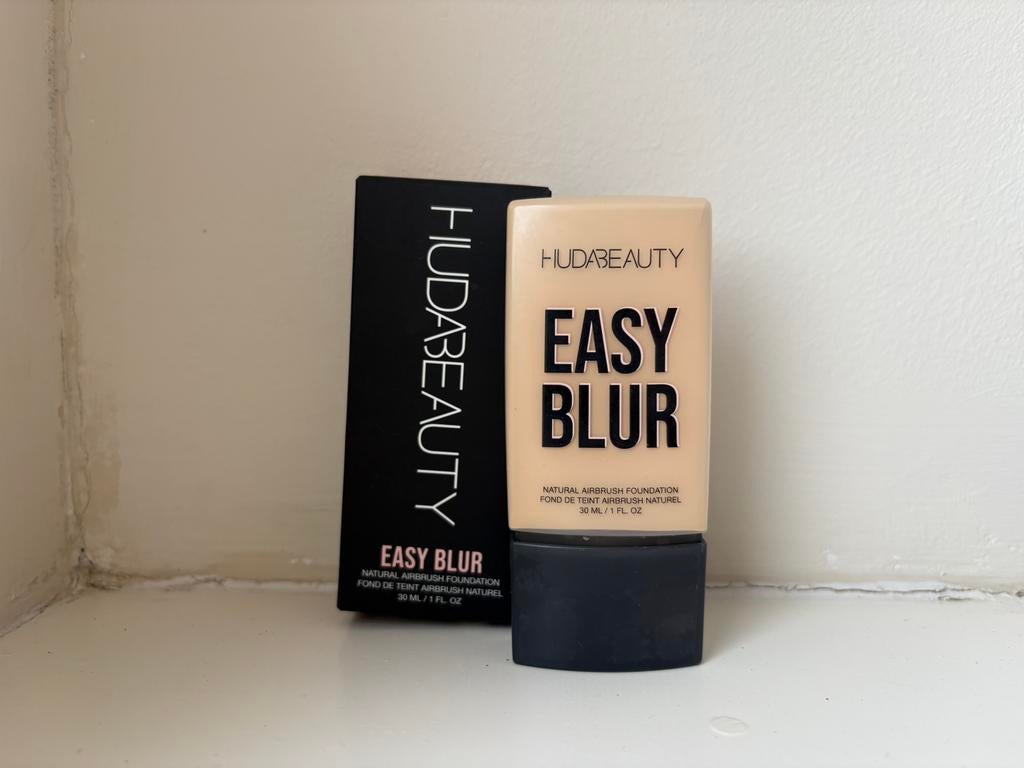 Huda beauty easy blur 150G creme brulee, Sieraden, Tassen en Uiterlijk, Uiterlijk | Cosmetica en Make-up, Gehele gezicht, Beige