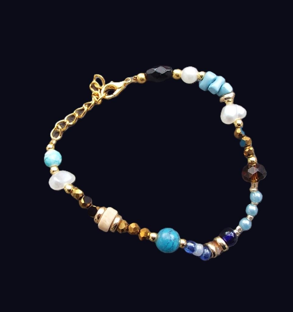 ARMBAND TURKOOIS, ZWART,BEIGE EN GOUD NIEUW, Overige materialen, Nieuw, Ophalen of Verzenden, Met bedels of kralen