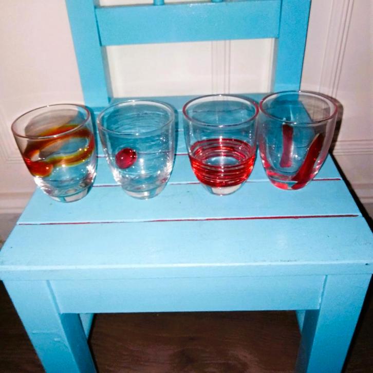 likeurglaasjes helder met rode accenten in relief 4 stuks, Huis en Inrichting, Keuken | Servies, Zo goed als nieuw, Glas of Glazen